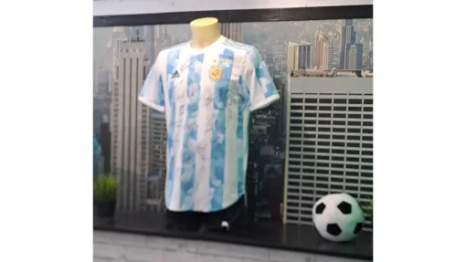Imagen de una de las camisetas subastadas con las firmas de Leo Messi y el resto del primer equipo de la selección argentina