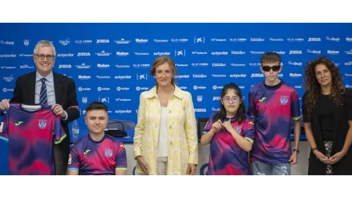 Representantes del Leganés con camisetas de enfermedades raras