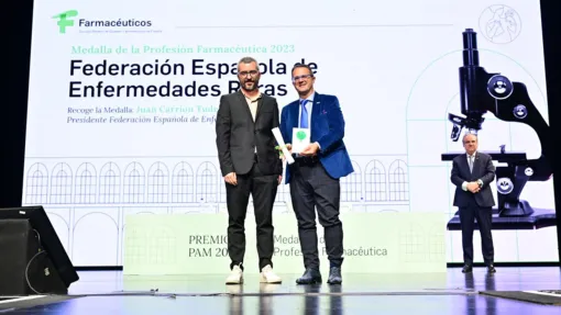Javier Padilla, Secretario de Estado de Sanidad, junto a Juan Carrión, Presidente de FEDER y su Fundación, durante la entrega de la Medalla.