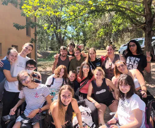 Grupo de niños y monitores