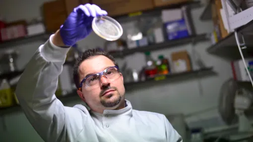 Imagen del Doctor James Dixon sujetando un tarro de cristal de laboratorio