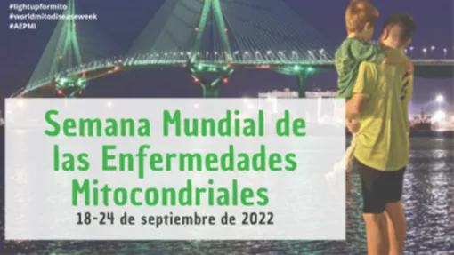 Fotografía de un hombre cogiendo en brazos a un niño.