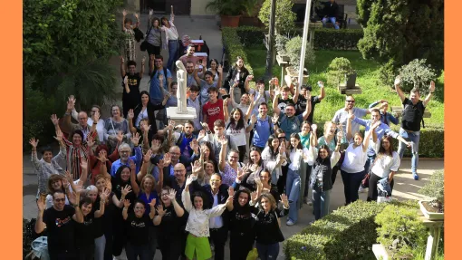 Grupo de personas con los brazos levantados