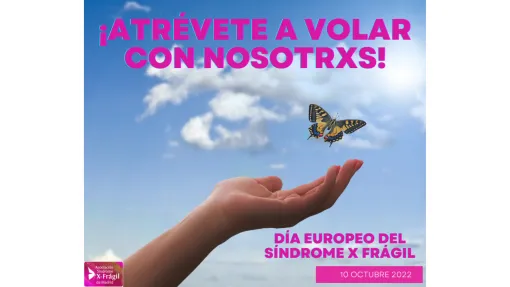 Una mano soltando una mariposa en el cielo
