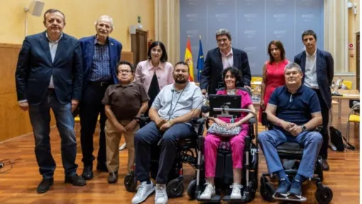 Personas que conviven con ELA junto a la ministra Carolina Darias y el ministro José Luis Escrivá