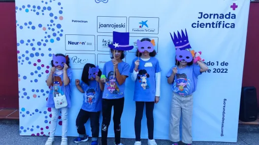 Cinco niños disfrutan del encuentro anual de familias disfrazados con máscaras