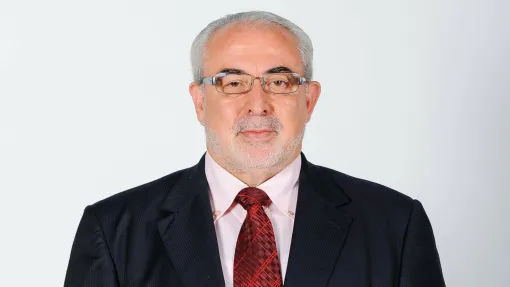 Fotografía de plano medio de Don José Luis Mendoza