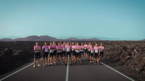 Equipo de corredores corriendo el iron man de Lanzarote en apoyo al ELA con la uniformidad rosa característica