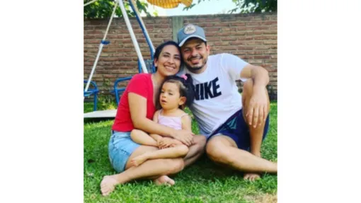 Imagen de una familia, a la izquierda la madre sujeta a la hija que padece Tay-Sach. A su derecha se encuentra el padre, los tres posan acurrucados.