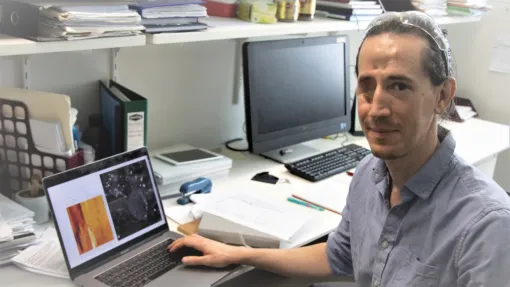 Hombre con discapacidad visual en trabajando en un ordenador