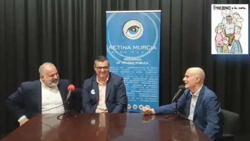 Fotografía en la que aparecen de izquierda a derecha, Pedro Sabiote, ilustrador de "Emociones a la vista", Andrés Torres, escritor de relatos de "Emociones a la vista" y Daviz Sánchez, presentador de Canal Retina sentados en el estudio durante la grabación del programa