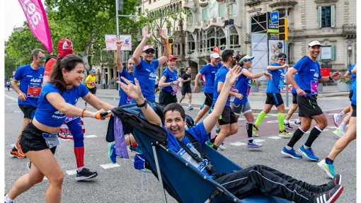 Atletas del equipo Zurich Aefat participando en una maratón