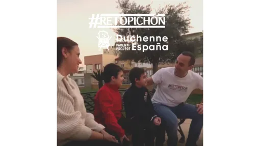 Imagen de una de las familias con las que colabora Juan Luis Muñoz Escassi con el logo de Duchenne España