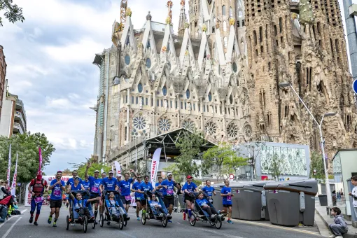 Imagen de la Marató en Barcelona con la Sagrada Familia al fondo