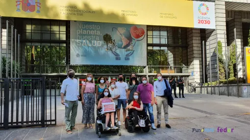 Personas con atrofia muscular espinal junto a miembros de FEDER