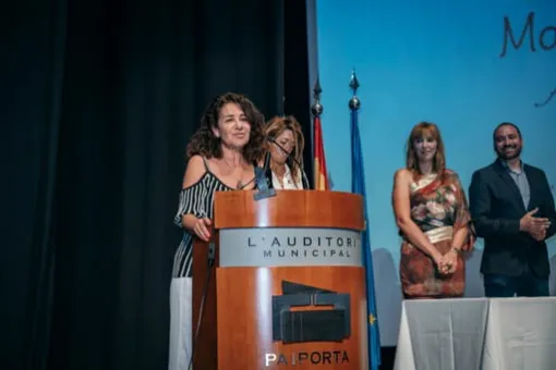 En la imagen de izquierda a derecha aparecen Almudena Amaya y Fide Mirón, miembros de la Juan Directiva de FEDER ofreciendo un discurso institucional