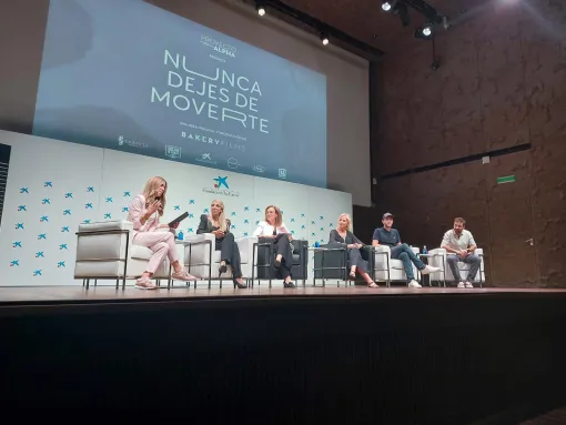 De izquierda a derecha, María, presentadora de Zapeando y otros formatos; Jéssica, presidenta de Proyecto Alpha y Mónica Rodríguez, de FEDER.