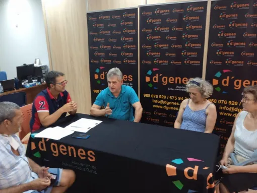 Juan Carrión reunido en la asociación D'Genes