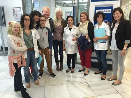 La Dra. Ma José Trujillo (centro) junto a pacientes con albinismo, familiares y genetistas