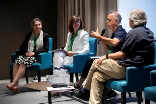 Fotografía durante una de las mesas redondas, con Isabel Campos a la izquierda.