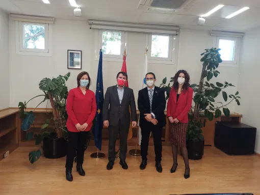 Fotografía de representantes de FEDER y Fundación FEDER junto a Cristóbal Belda, director del ISCIII. 