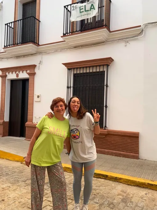 Imagen de dos personas apoyando la campaña.