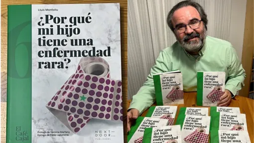 Fotografía de Lluís Montoliu posando junto a varios ejemplares del libro 'Por qué mi hijo tiene una enfermedad rara'