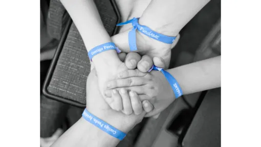 Foto de manos con pulseras de Fundame