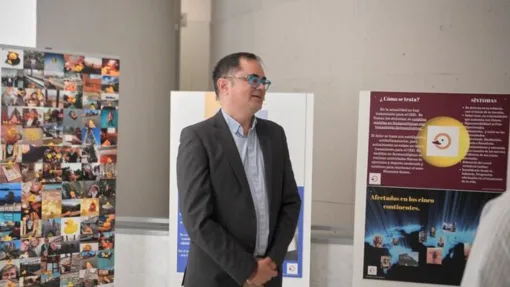 Foto de la exposición “Convivir con el Síndrome Camurati Engelmann”