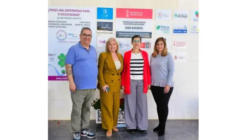 Foto con las Directoras Generales y miembros de la asociación