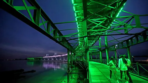 Un lugar de Andalucía iluminado de verde