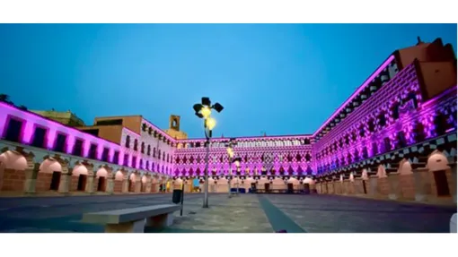 Fotografía de edificio iluminado de color morado.