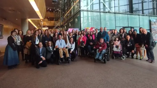 Fotografía de familia tras el acto.