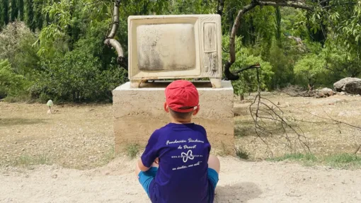 Fotografía de un niño de espaldas con una camiseta de la Fundación Síndrome de Dravet