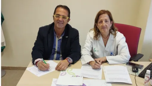 Juan Carrión, presidente de FEDER y su Fundación, junto a la Dra. Juana Carretero, presidenta de SEMI.