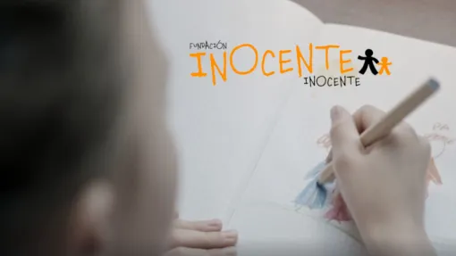 Logo de Fundación Inocente, Inocente sobre una imagen de recurso de una niña dibujando.