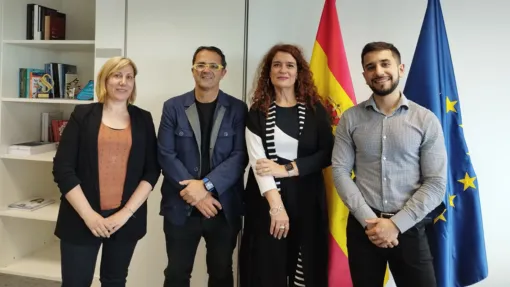 Representantes del Ministerio y de FEDER en la puerta de la unidad.