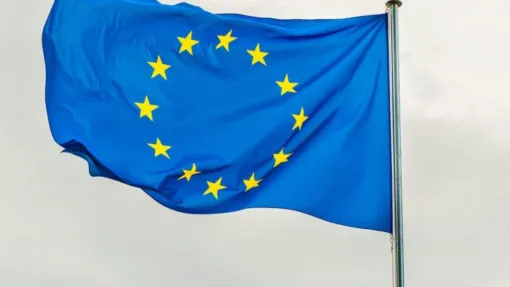 Bandera de la Unión Europea ondeando.