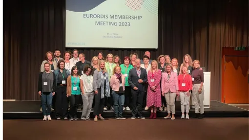 Fotografía de familia entre miembros del Comité de Alianzas Nacionales de EURORDIS.