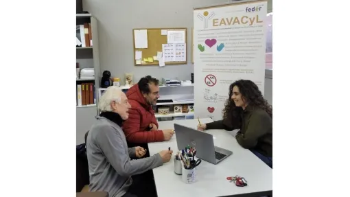 Fotografía de trabajadora social actuando en la asociación