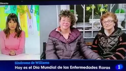 Captura de pantalla de la emisión en directo del telediario con la participación de una afectada de Síndrome de Williams