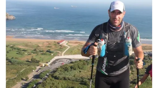 Gónzalo Pérez en una de sus colaboraciones con aefat posando frente a las montañas