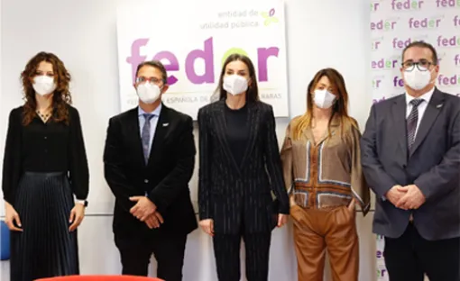 Su Majestad la Reina junto a representantes de FEDER durante la reunión (© Casa de S.M. el Rey).