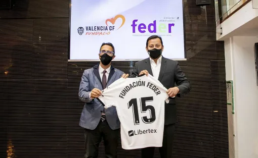 Representantes del CF Valencia y de FEDER en la firma de 2021